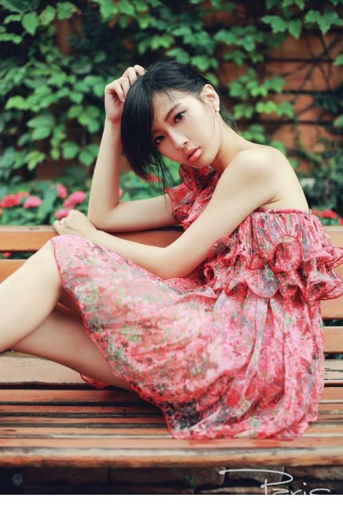 妩媚的小女人性感半露香肩
