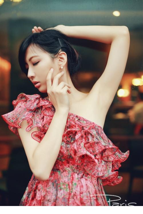 妩媚的小女人性感半露香肩