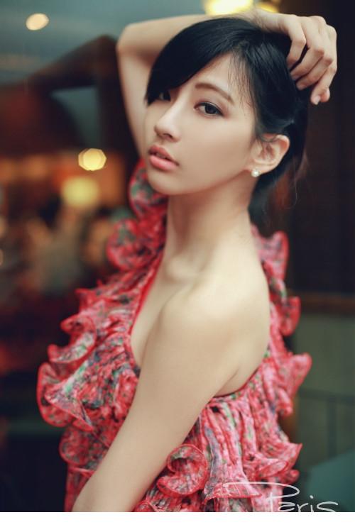 妩媚的小女人性感半露香肩