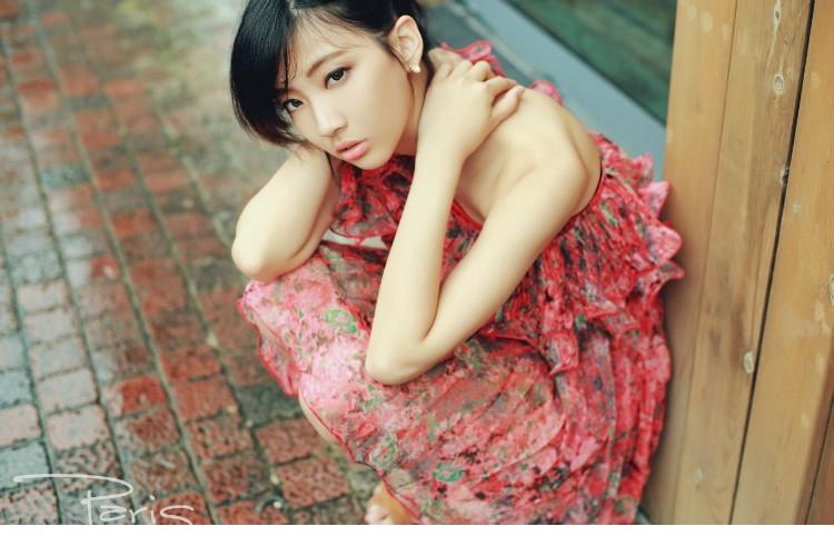 妩媚的小女人性感半露香肩