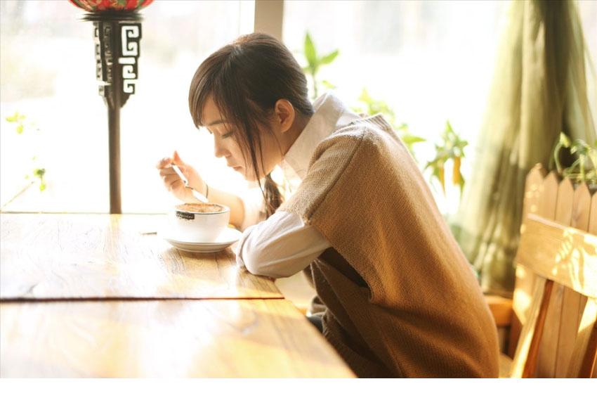 慵懒一整个下午的迷人可爱小女生
