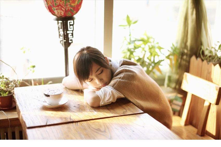 慵懒一整个下午的迷人可爱小女生