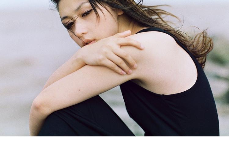 跟美女一起享受海风拂面