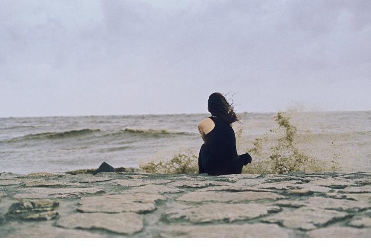 跟美女一起享受海风拂面