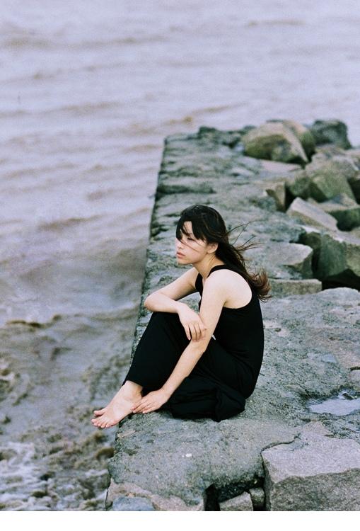 跟美女一起享受海风拂面
