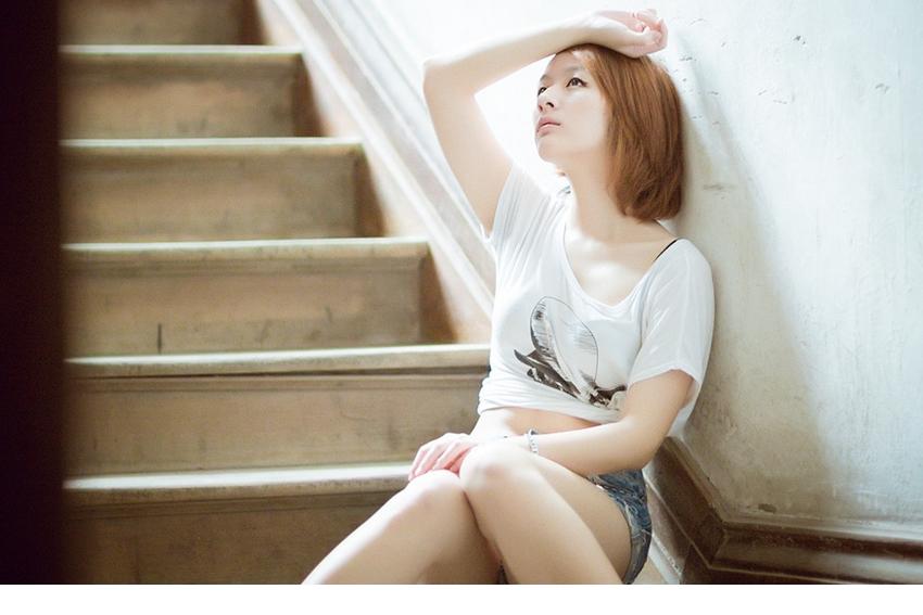 美女短衫热裤性感秀小蛮腰