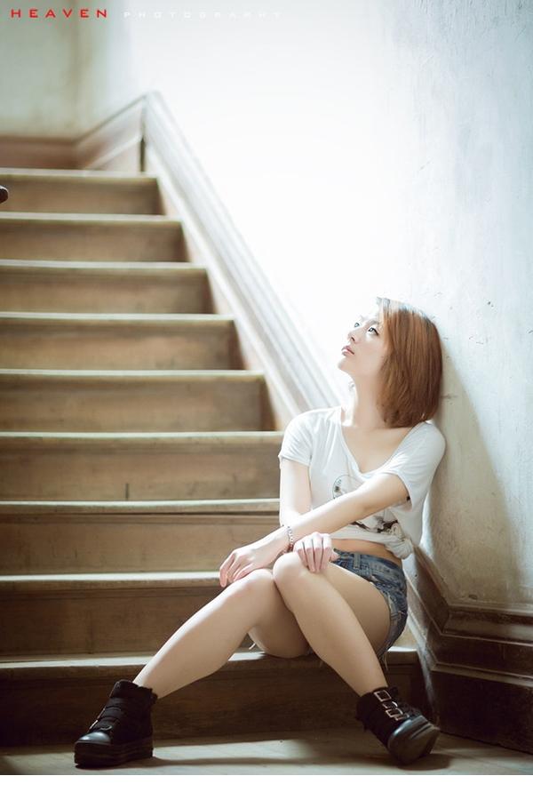 美女短衫热裤性感秀小蛮腰
