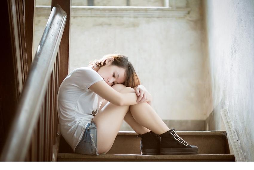 美女短衫热裤性感秀小蛮腰