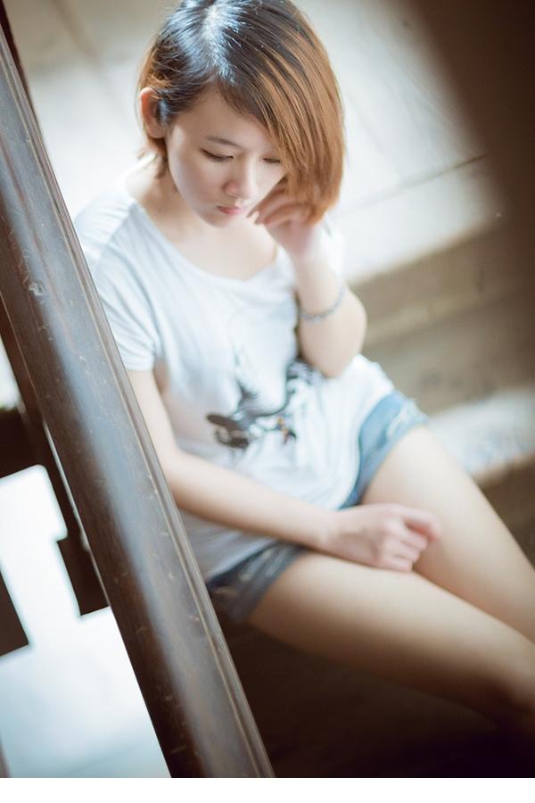 美女短衫热裤性感秀小蛮腰