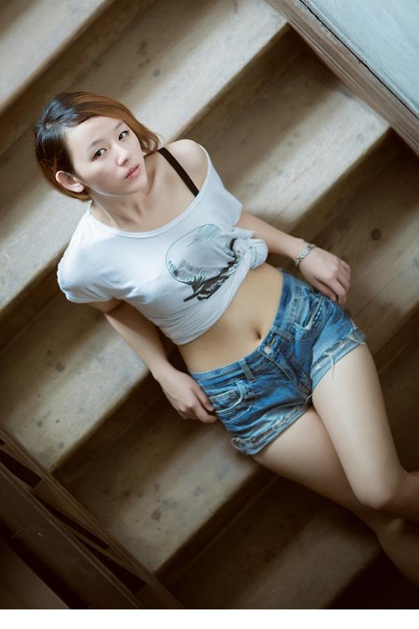 美女短衫热裤性感秀小蛮腰