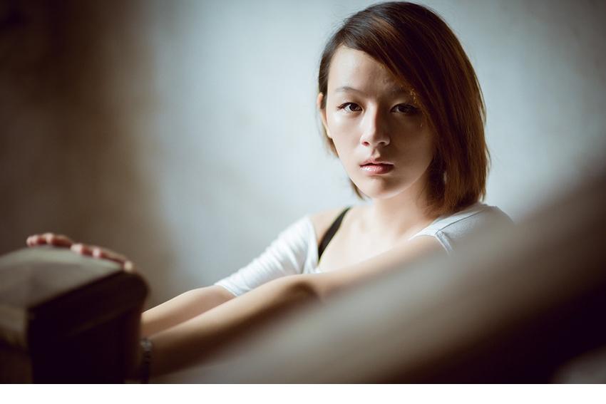 美女短衫热裤性感秀小蛮腰