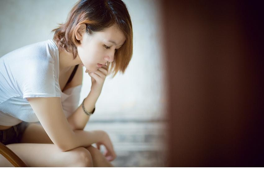 美女短衫热裤性感秀小蛮腰
