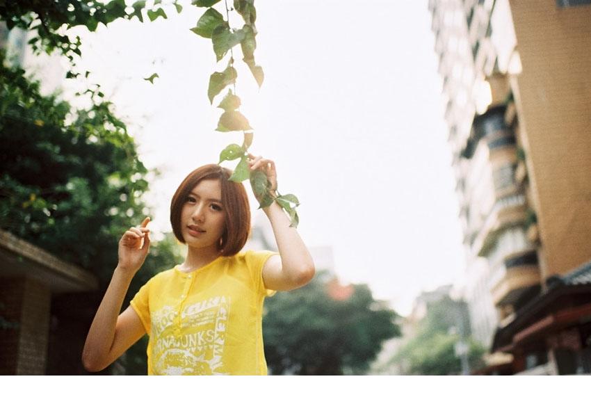 清新小美女寻找阳光的甜美之旅