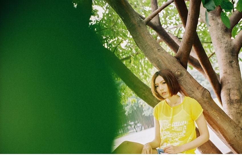 清新小美女寻找阳光的甜美之旅