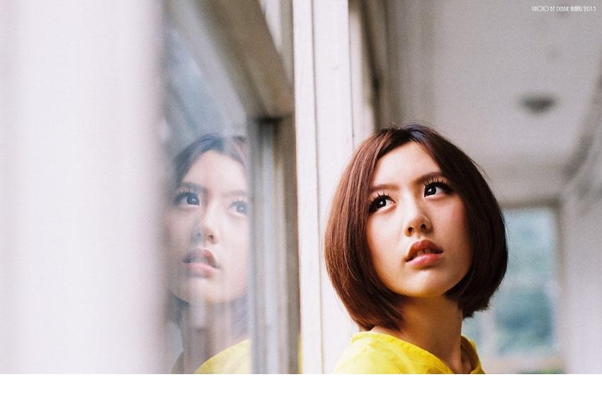 清新小美女寻找阳光的甜美之旅