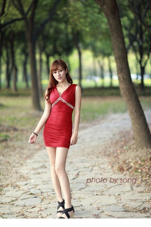 高挑知性美女紧身红裙性感玲珑