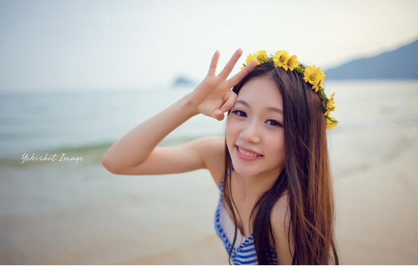 清纯俏皮女生青春可爱海边图片