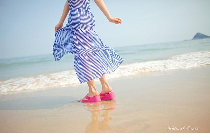 清纯俏皮女生青春可爱海边图片
