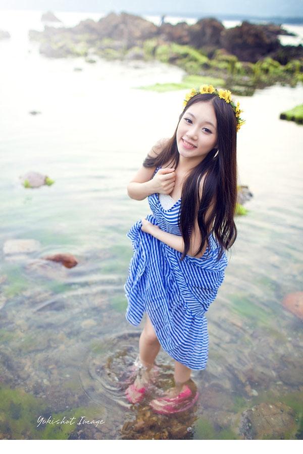 清纯俏皮女生青春可爱海边图片