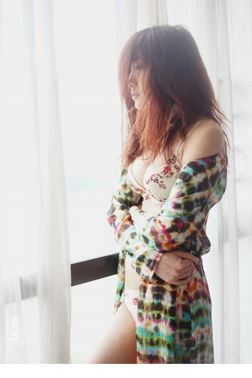 蕾丝美女白皙肌肤诱人双峰