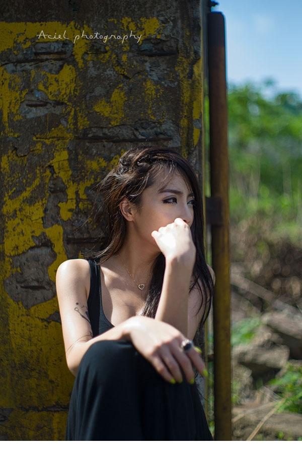 废墟里的黑色魅惑精灵
