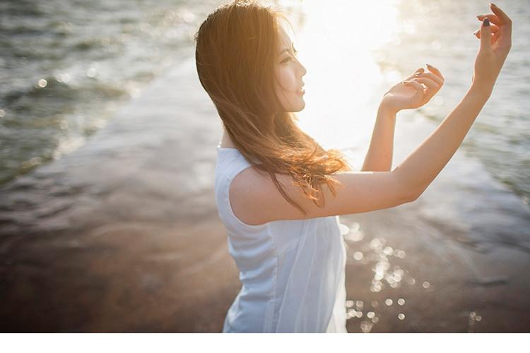 沐浴在光里的美女精灵