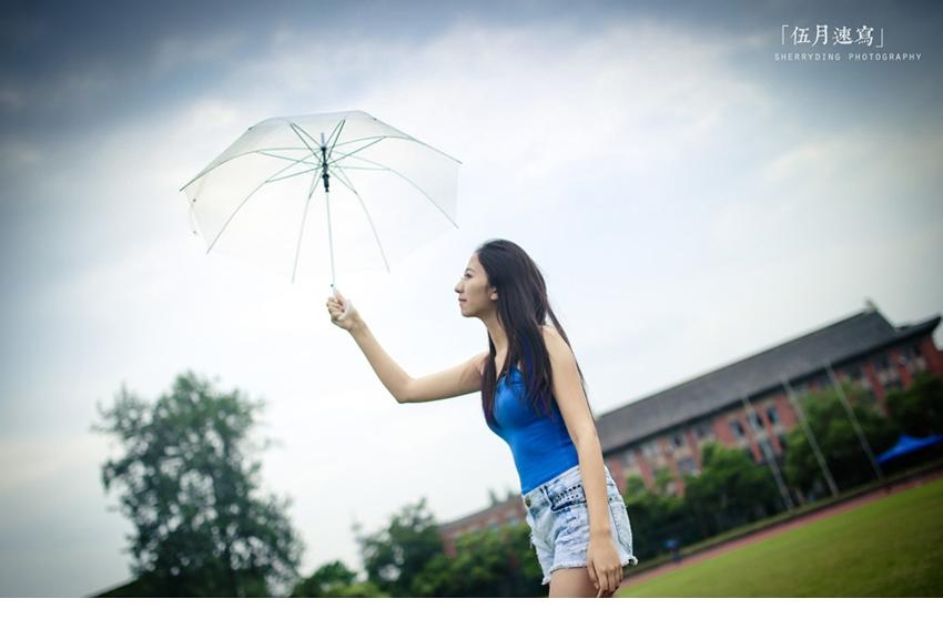 清涼空气里的白皙美肤MM