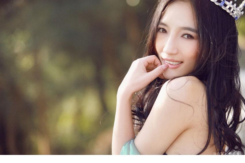 我的女神花纷飞中美丽的容颜
