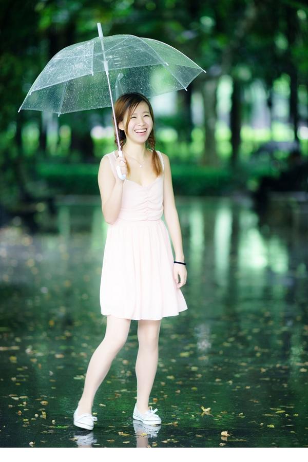 小清新美女雨中的雀跃