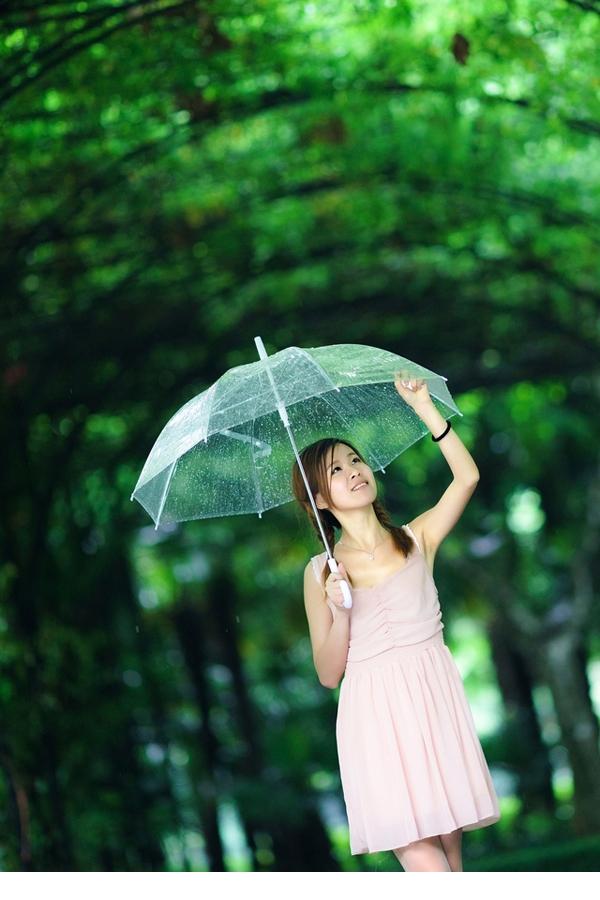 小清新美女雨中的雀跃