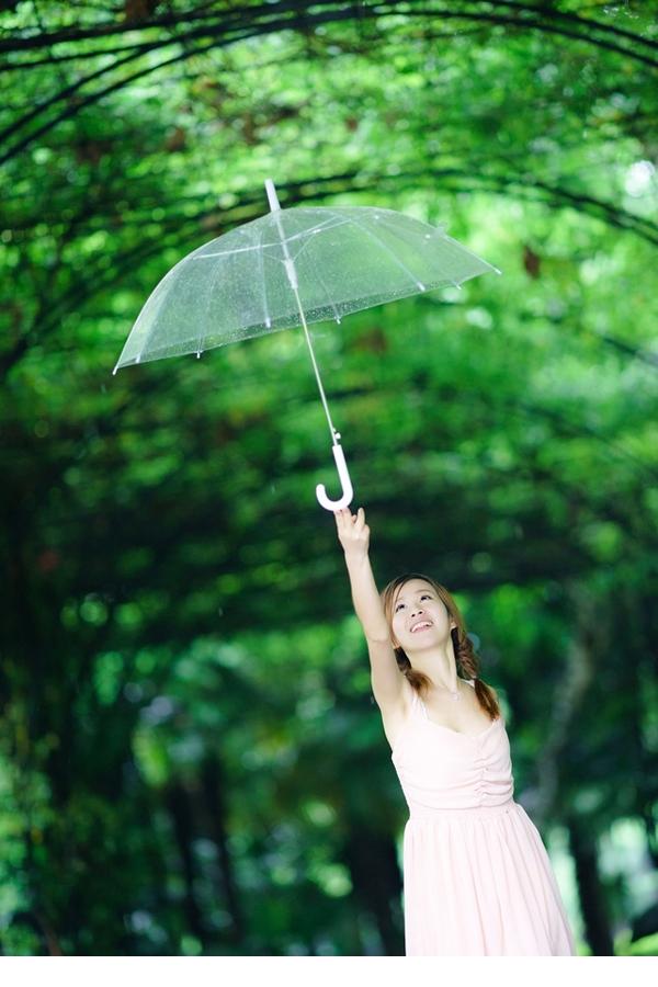 小清新美女雨中的雀跃