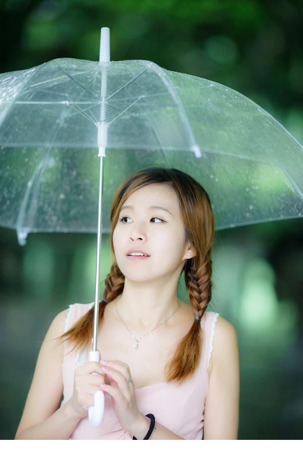 小清新美女雨中的雀跃