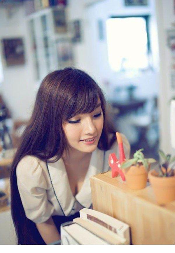 图书馆里的甜美校花