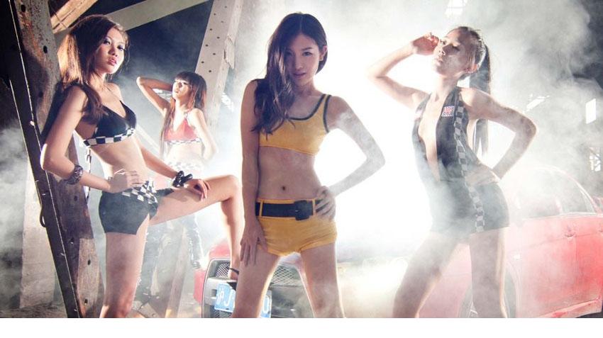 黄色诱惑美女车模的风韵