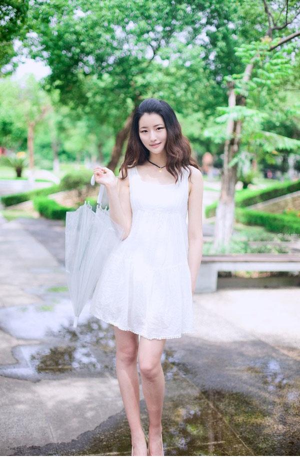 漫步雨中的清新美女