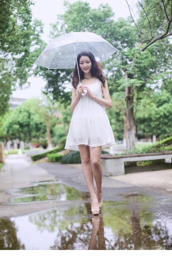 漫步雨中的清新美女