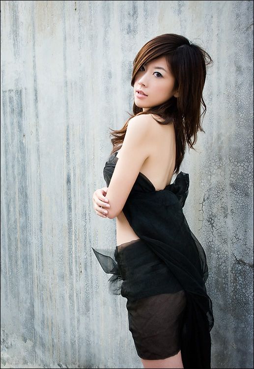 性感美女黑丝抹胸户外写真美图