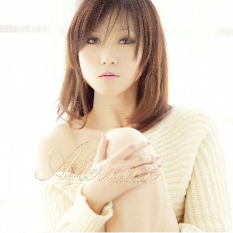 冬日阳光下唯美写真的黄嘉艺美女