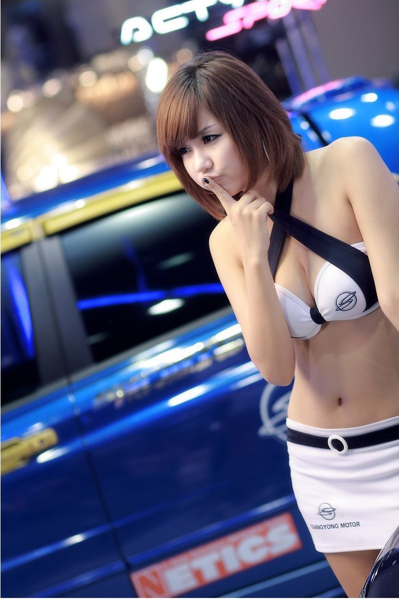 具志成身材性感香车美女