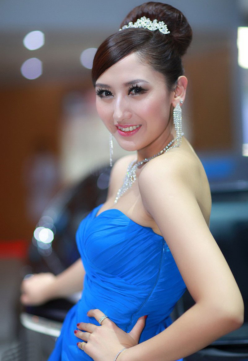 小露香肩的蓝色裹胸车模美女