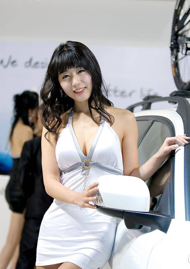 甜美笑容的韩国极品车模美女