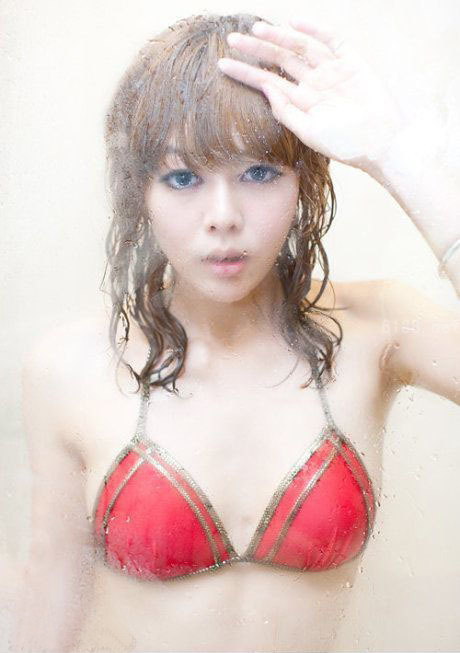 浴室湿身半裸比基尼写真,显香艳欲滴_美图