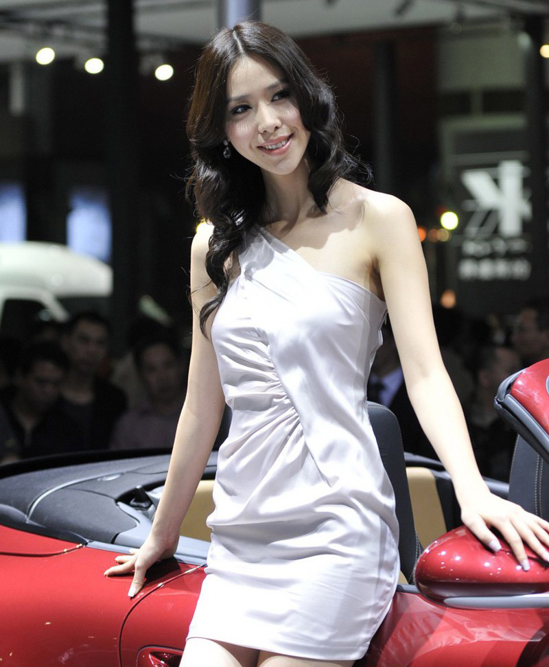 2010广州车展拥有曼妙身姿车模