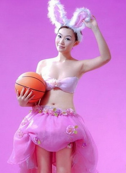 刘闻雯三点式写真照粉嫩装扮可爱兔女郎