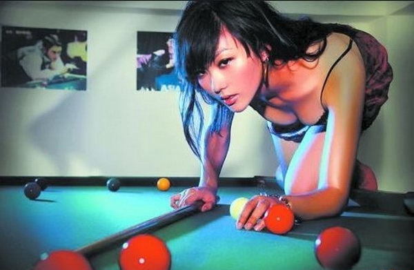 刘闻雯三点式写真照粉嫩装扮可爱兔女郎
