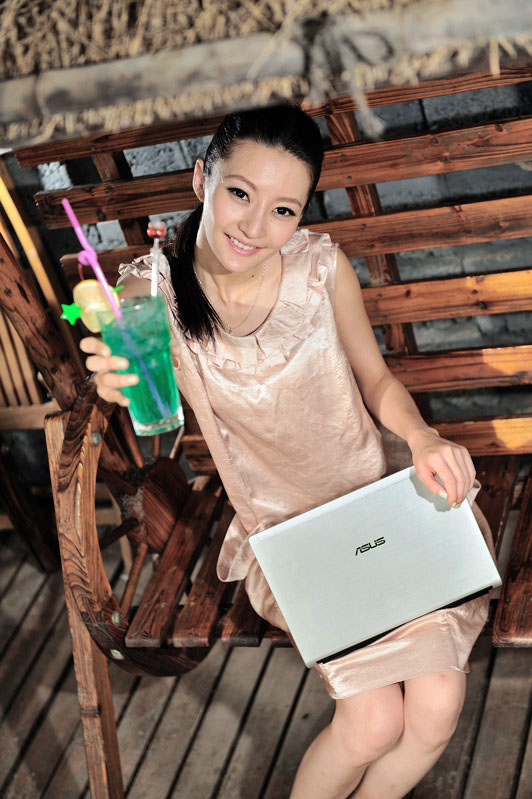 气质广告美女温雯为某电脑做展示美图