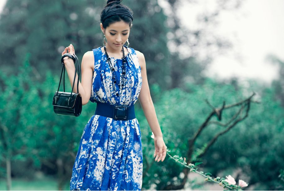高挑气质美女户外蓝色摄影篇
