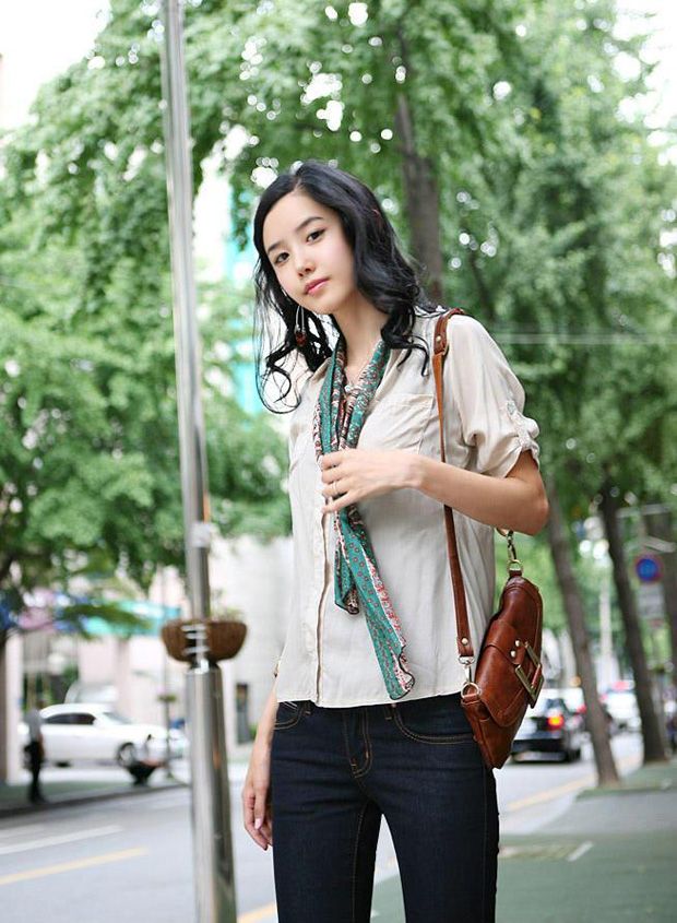 清纯性感美女大马路上秀美腿