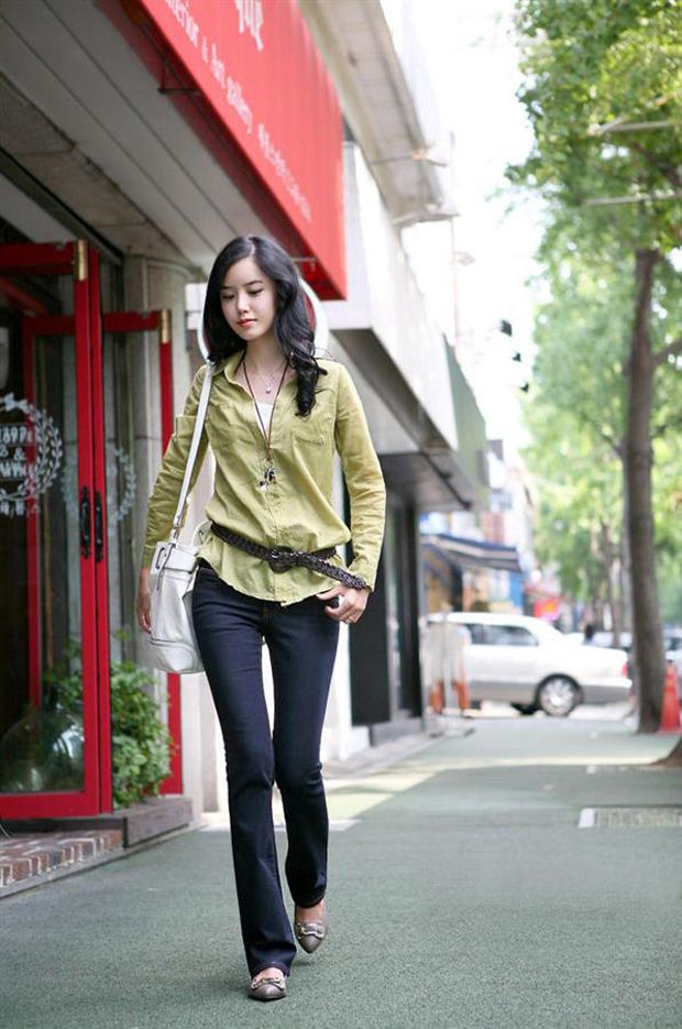 清纯性感美女大马路上秀美腿