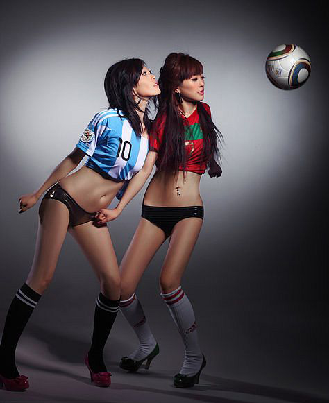 双胞胎姐妹比基尼出镜性感写真助兴世界杯_美图